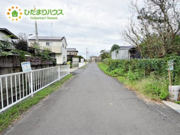 前面道路が広く、車の出し入れしやすい。