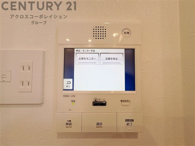 訪問者が来たときにテレビ画面で確認できるため、安心してドアを開けられます。録画機能があるものもあり、留守中に来訪者を記録しておくことができます。利便性が高く、セキュリティ面でも安心です。