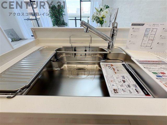 大きなシンクでお鍋などの大きな調理器具を洗う際にも便利です。