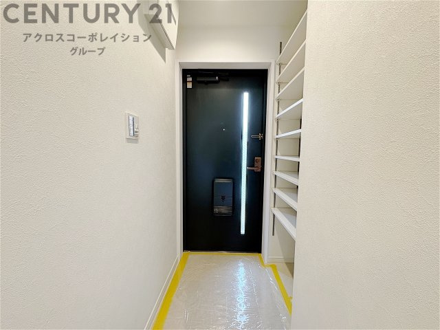 大きな玄関収納付きの玄関です　家族皆様の履物をしっかり収納できます