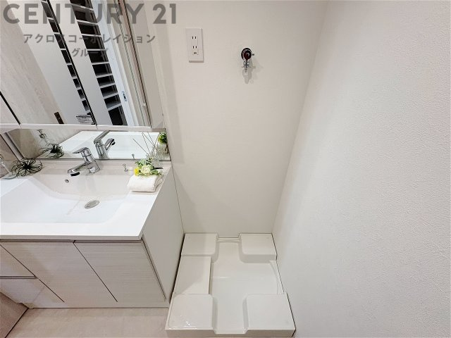 洗濯物の仕分け作業がしやすく、整理整頓が容易になります。洗濯音や湿気を他の部屋に持ち込まず、生活環境を快適に保ちます。上部を活用すれば収納スペースを確保でき洗剤や洗濯用品の整理もしやすくなります。