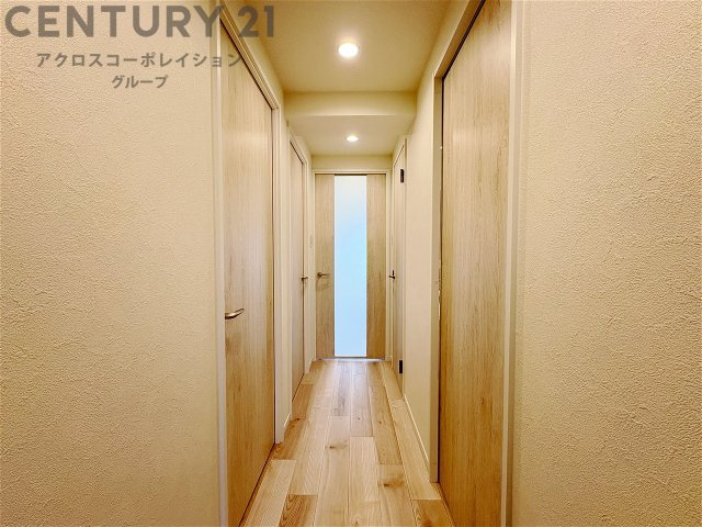 温かみのある色合いの建具・クロスが室内を明るい雰囲気にしています。