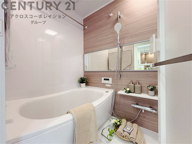 ユニットバスは省スペースでありながら、シンプルな設計と使いやすさを備え、簡便なメンテナンスが可能です。またミラー・小物置き場もあり便利です。