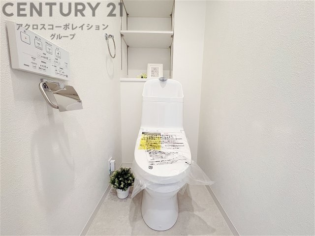 温水洗浄便座付トイレは温水洗浄機能により、暖かい水でおしりを洗浄することができ、冷たい水を使う従来の便座に比べ、温水洗浄機能で暖かいトイレを提供し、快適な使用を可能にします。