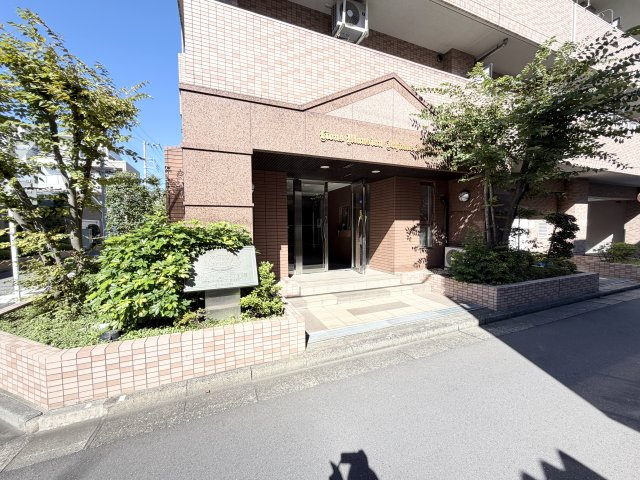重厚感のあるタイル貼りの外観と緑豊かな植栽が迎えるエントランス。きれいに管理された共用部が、居住者の安心で快適な暮らしを支えます。