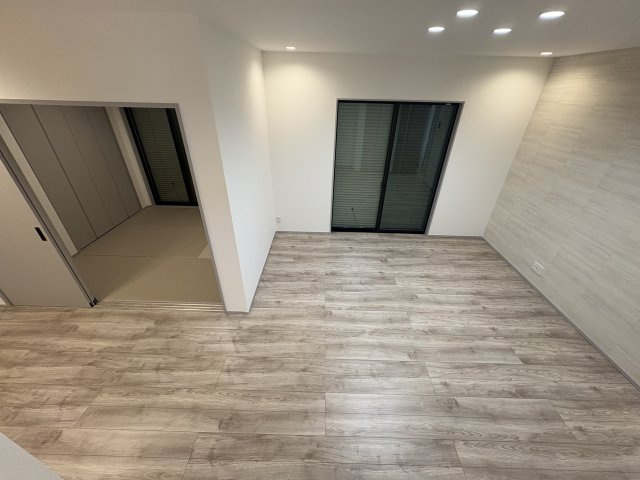 開放的なリビングは家族とゆっくりくつろげる落ち着いた空間です。　※施工例