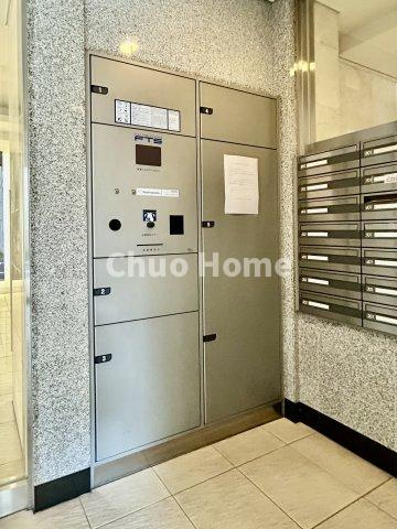 【宅配ボックス】在宅時・不在時に関わらず、居住者の代わりに非対面で宅配物を受け取ってくれる便利な設備です。わかりやすくご説明致しますので見学時にはお部屋だけではなく共用部分もぜひチェックしてください。