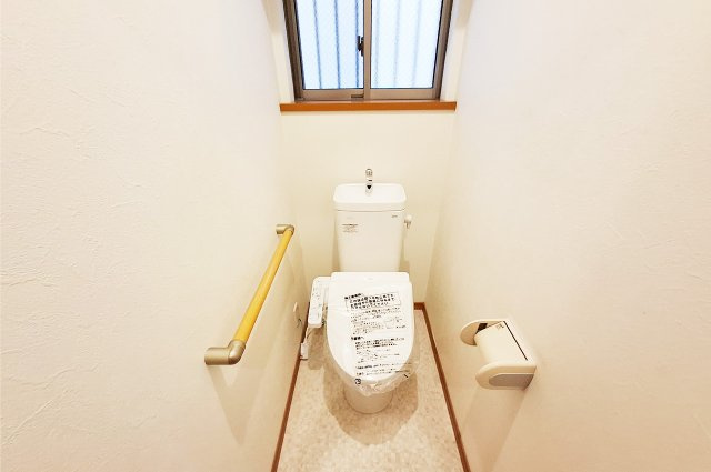 1階トイレ：便器・温水洗浄便座を新調済み。1・2階両方にトイレがあり朝の混雑時もスムーズに。
