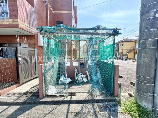 共有部分は、住民なら誰もが使える設備のこと。例えば廊下・外部階段やエントランス・ゴミ置き場などがあります。