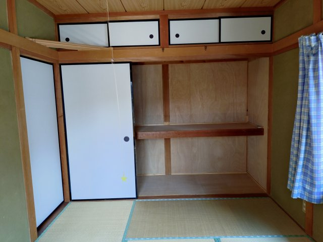 押入