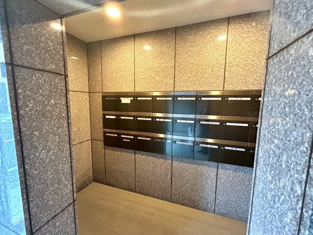 エントランス付近に設置されている集合ポストは、住んでいる部屋と離れているため、ポストをあさるなど誰かに何かされていても被害に気づきにくいです。入居する時には他人に特定されにくい番号で鍵をかけましょう！