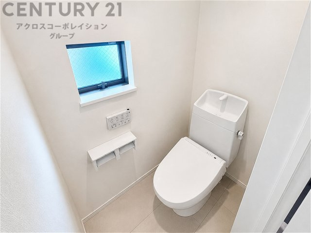 温水洗浄便座付トイレは温水洗浄機能により、暖かい水でおしりを洗浄することができ、冷たい水を使う従来の便座に比べ、温水洗浄機能で暖かいトイレを提供し、快適な使用を可能にします。　