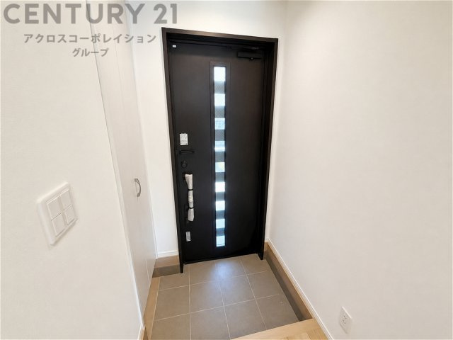 スリット窓からやさしい自然光が差し込む、明るく清潔感のある玄関。収納付きですっきり片付き、毎日の『いってきます』『ただいま』を気持ちよく迎えてくれる上質な空間です
