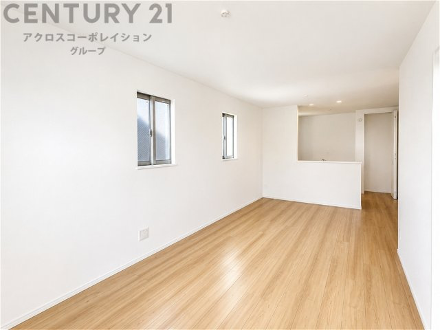 キッチン前のダイニングスペース　カウンターキッチンから料理の受け渡し等に便利です。ダイニングセットを置いても十分な広さを確保。　