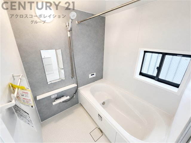 窓付きで明るく換気しやすい浴室。落ち着いたアクセントパネルが上質な空間を演出し、一日の疲れをゆったり癒せる、快適性とデザイン性を兼ね備えたバスルームです。
