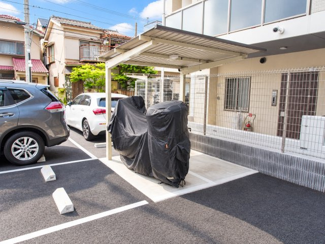 【バイク置き場】　庇の付いたバイク置き場があり、天候を気にせず駐輪場所を確保できる便利な設備です。