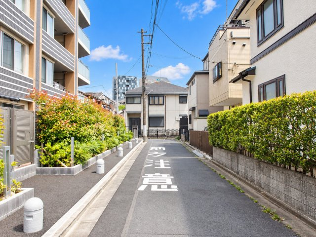 【前面道路】　前面道路は見通しが良く、お子様の通学や外出時も安心して歩ける住環境が整っています。