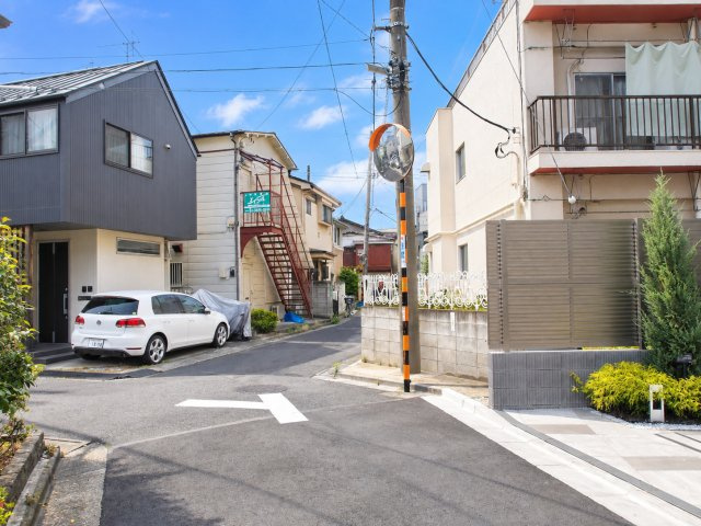 【前面道路】　周辺は閑静な住宅街が広がり、落ち着いた雰囲気の中で日々の暮らしをイメージしやすい環境です。