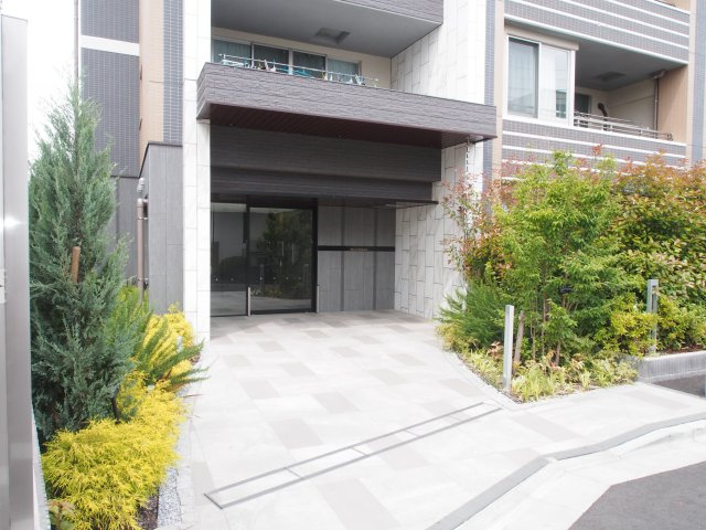 【エントランス】　植栽が印象的なエントランスは、毎日の帰宅にも心地よさをもたらします。