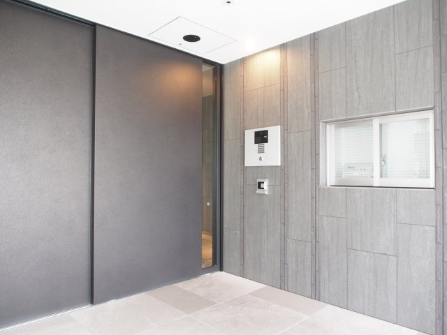 【オートロック】　オートロックを完備しているため、来訪者の確認がしやすく、ご家族も安心して暮らせるマンションです。