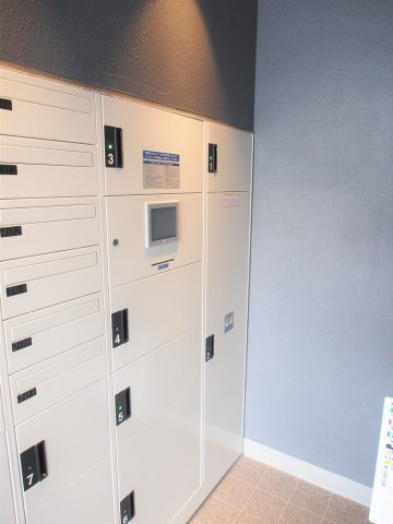 【宅配ボックス】　宅配ボックスが設置されているため、不在時でも荷物を受け取ることができ、共働きのご家族にも便利です。