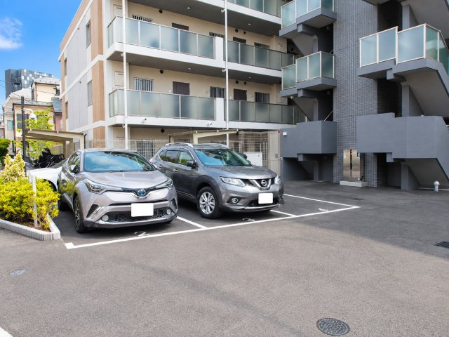 【駐車場】　敷地内の駐車場は区画が広めに確保されており、車の出し入れがしやすく日々の外出に便利です。