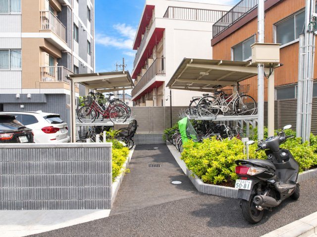 【駐輪場】　屋根付きの駐輪場は雨の日の出し入れも快適で、ご家族の自転車をまとめて停められます。