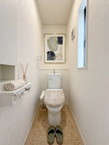 ウォシュレット機能付きトイレです。タオルリングやペーパーホルダーも完備です。※画像はイメージです。