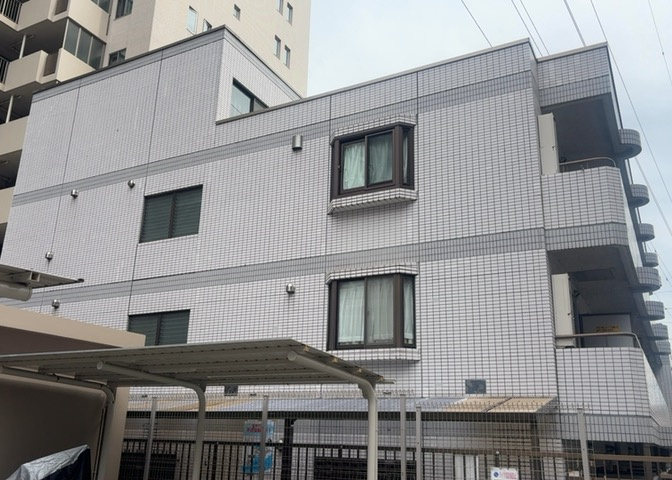 中庭（パティオ）とは、一つの建築物の内部に設けられた、壁などで囲われている庭のことを指します。コの字型、ロの字型が主流ですが、L字型の中庭もあります。最近では、インテリア性の高さからも人気があります。