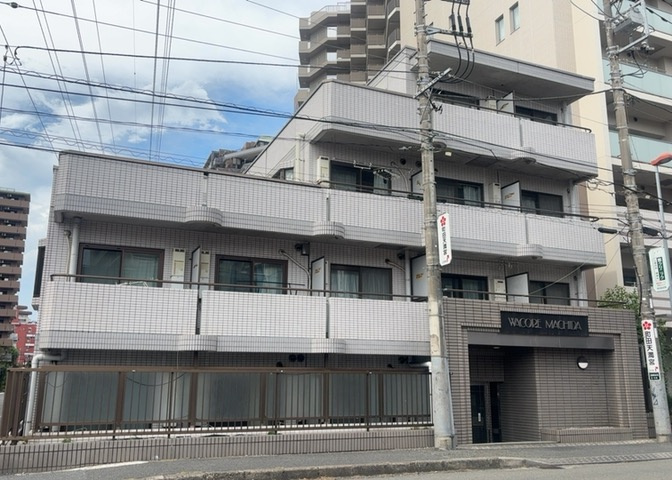 道幅が広い場所は日当たりや風通が良好です。幅が広いのですれ違いも可能ですし大きな車でも駐車可能！一方で、大型車が通ることも多くなるため交通量の増加により騒音に繋がります。また土地の値段が高くなります。
