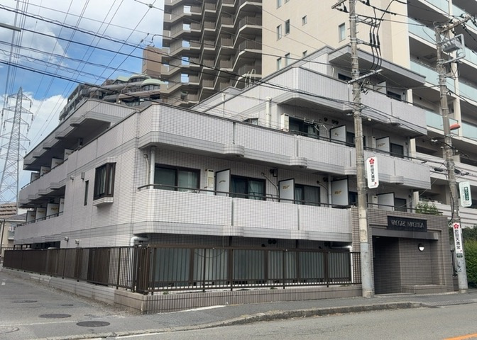 ＲＣ造、Reinforced　Concreteは直訳すると補強されたコンクリートです。主に柱や梁・床・壁が鉄筋とコンクリートで構成おり、鉄筋を組んだ型枠にコンクリートを流し込んで固めたものを指します。