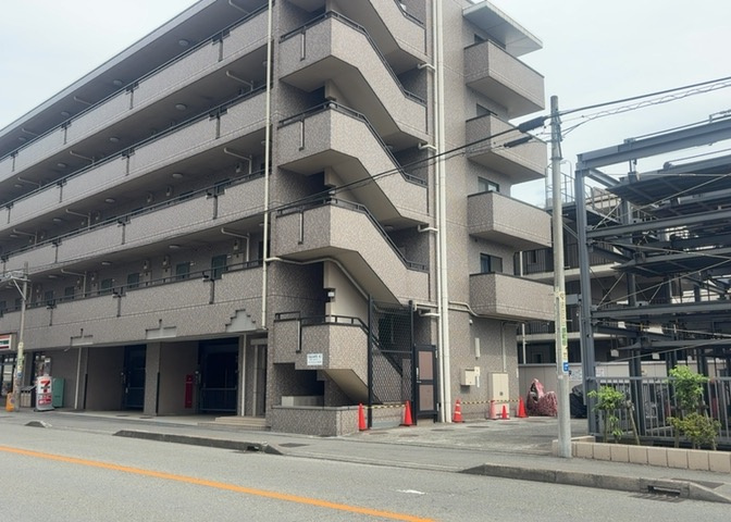 眺望を気にして物件を探す場合、前面に建物が建っていないか現地で確認しましょう！前面に建物があると景色はもちろん、日当たりや風通しにも影響が出てきます。住んだ時のことを想像しながら現地見学をしましょう。