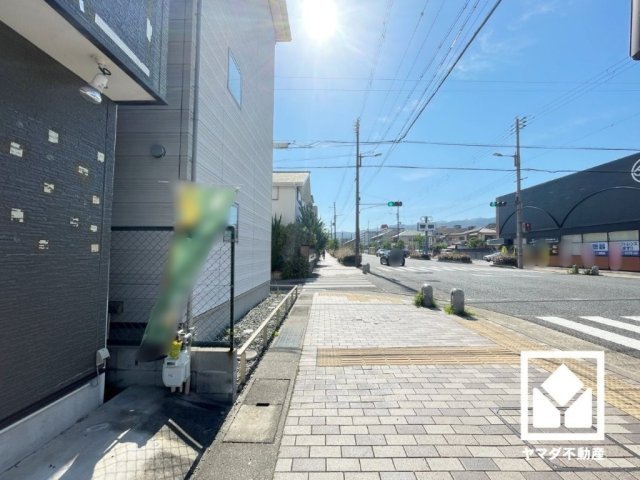 平担地につき建築コストが抑えられ、建物設計の自由度が高まります。バリアフリー設計にも適しています。