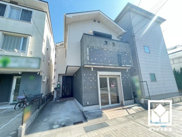阪神本線「西宮」駅まで徒歩11分、JR東海道本線「さくら夙川」駅まで徒歩11分、阪神神戸本線「夙川」駅まで徒歩11分の立地。