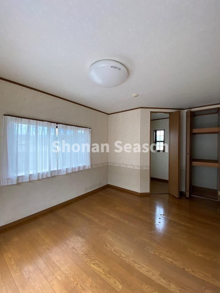 2階洋室3部屋は全室南向き◎陽光たっぷり差し込む明るい室内です。