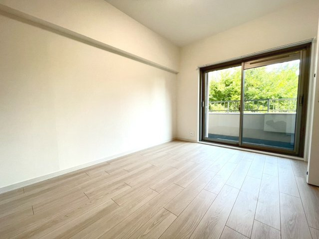 南側洋室にはバルコニー付