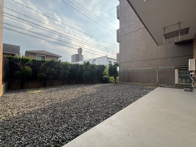 専用庭付き♪砂利が敷き詰められており草抜きなどの手入れを行わず使用できるので、使い勝手のいい専用庭♪