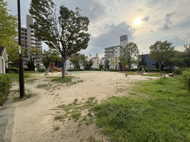 物件近くに広い公園があり、朝活や子供の遊び場にうってつけの公園です♪