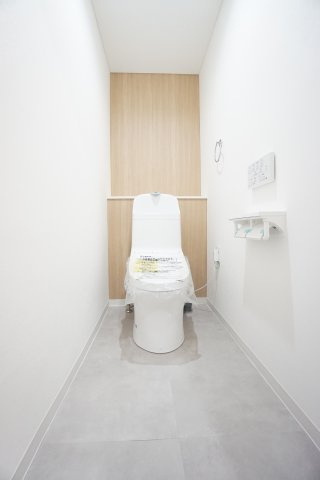 【新品】トイレ本体、温水洗浄便座交換済み♪壁付けリモコンタイプでお掃除らくらく♪