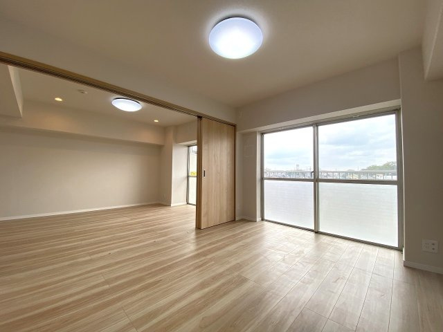 【6.2帖の洋室】主寝室としても十分な広さのあるお部屋です。ダブルベッドやデスクなどを置いてもゆとりがあり、一日の終わりにゆったりと寛げます。収納も充実しておりお部屋をスッキリ保てます。