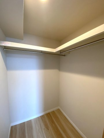 【大容量ウォークインクローゼット】お洋服はもちろん、スーツケースや季節ものの衣類までまとめてすっきり収納できます。お部屋の中に大きな家具を置かずに済むため、生活空間をより広々と使えます