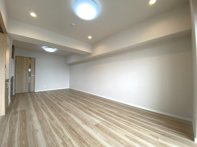 【明るく開放的なリビング空間】別角度からのアングルです。家具の配置がイメージしやすく、レイアウトの自由度も広がります。家族のコミュニケーションが自然と生まれる心地よい広さを実現しています。