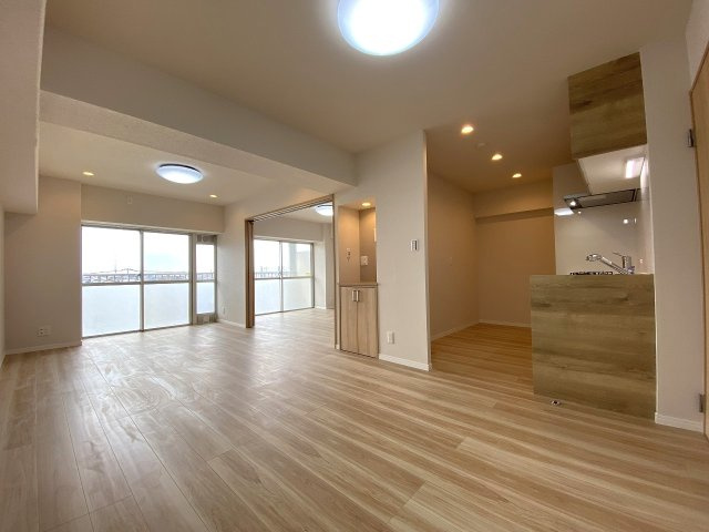 【日当たり良好なリビング】心地よい光が差し込み、お部屋全体を明るく温かな雰囲気で包み込みます。家族みんなが集まってリラックスできる居心地の良い空間で、憩いのひとときをお過ごしいただけます。