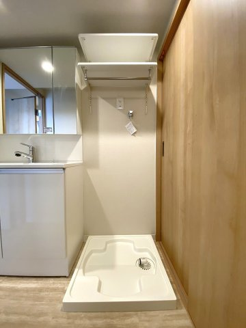 【機能的な洗濯機置場】洗濯機周りには洗剤や日用品を置けるスペースが確保されており、洗面所の整理整頓がはかどります。毎日の洗濯作業をスムーズかつ効率的に行える使い勝手の良い設計です。