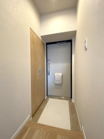 【家の顔となる清潔感あふれる玄関】広さも十分にあり、毎日の出入りやゲストの迎え入れもスムーズです。シューズボックスを備えており、家族全員の靴をキレイに収納してお部屋をすっきり保てます。