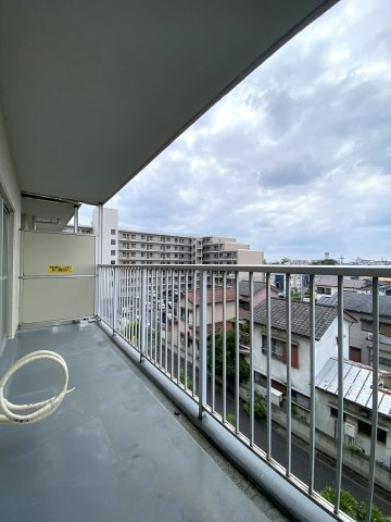 【面積8.12？の広々バルコニー】洗濯物や布団をしっかりと干せる十分なスペースを確保しています。陽当たり・通風ともに良好で、爽やかな風を感じながら快適に家事をこなせる開放的な空間です。