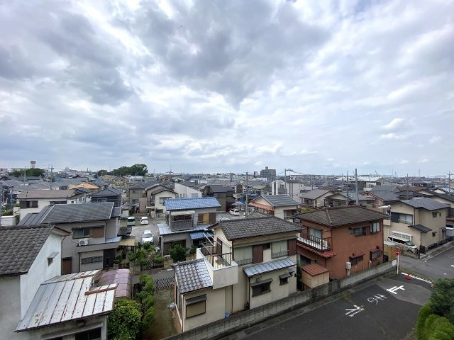 【開放的な眺望が広がるロケーション】周囲に高い建物がなく、爽やかな空と景色を一望できる素晴らしいロケーションです。心地よい風が通り抜け、日々の暮らしに心地よい開放感をもたらしてくれます。