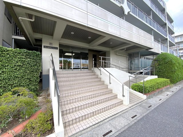 【マンションの顔となるエントランスアプローチ】綺麗に整備されたアプローチは住まう人や訪れる人を優しく迎え入れます。管理が行き届いた清潔感あふれる空間で、毎日の帰宅時にも安心感と心地よさを実感できます。