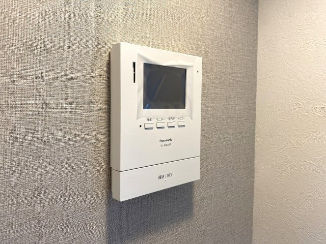 【防犯面に優れたTVモニター付きインターホン】室内から訪問者の顔をしっかり確認できるため、お子様のお留守番や急な来客時にも安心です。セキュリティ面でも快適で安心感のある生活空間を提供いたします。