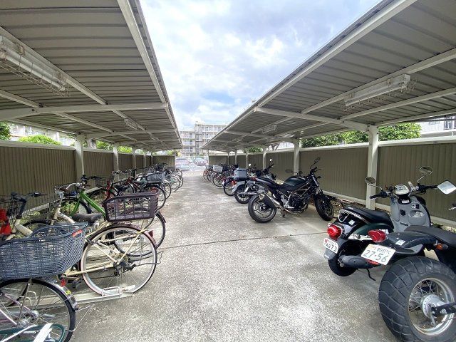 【雨から守る屋根付き駐輪場】しっかりとした屋根がついており、雨風による劣化から大切な自転車を守れます。整理整頓が行き届いており、毎日の通勤・通学時にも気持ちよくスムーズにご利用いただけます。
